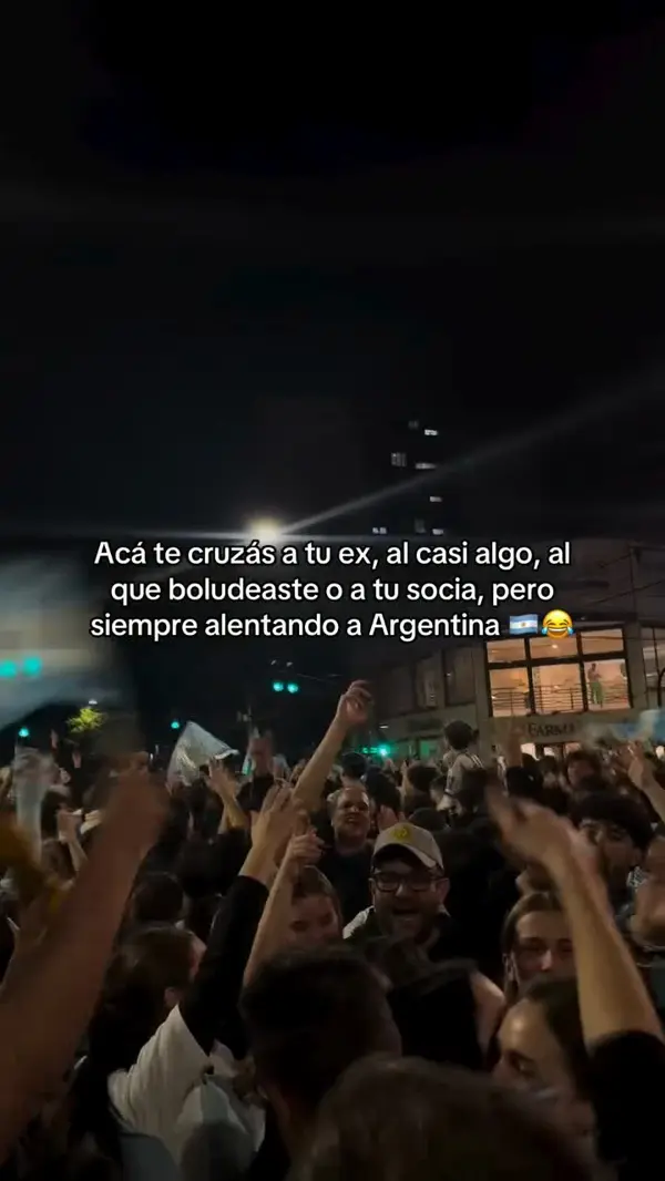 Festejo en la calle alentando a Argentina