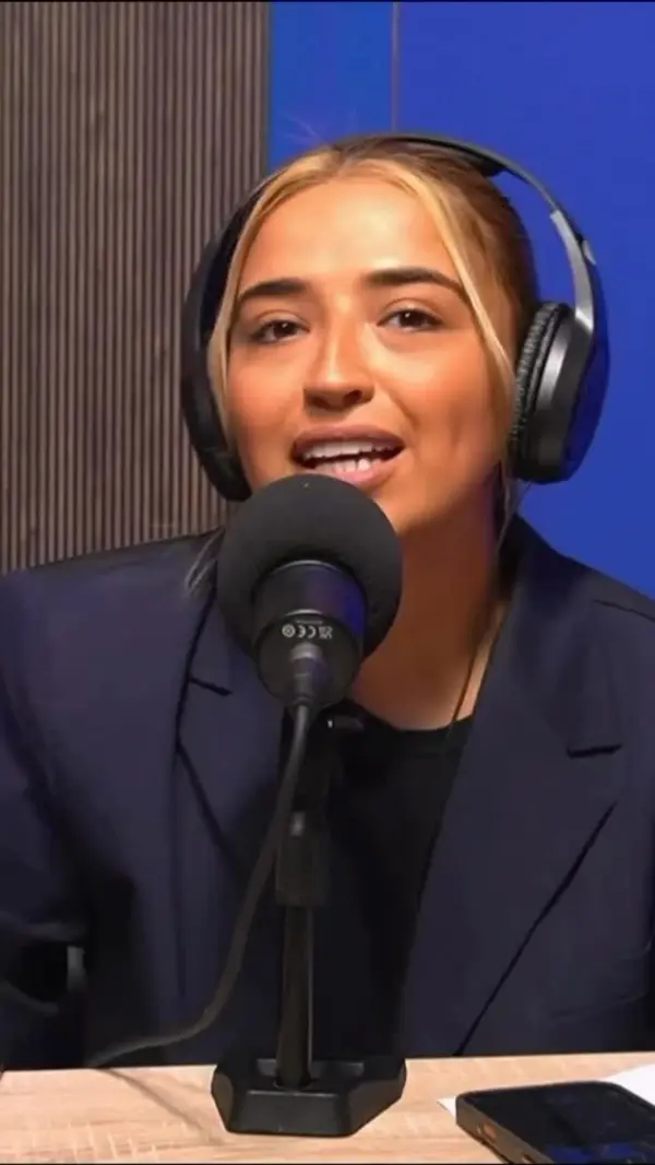 Lucía en estudio con auriculares